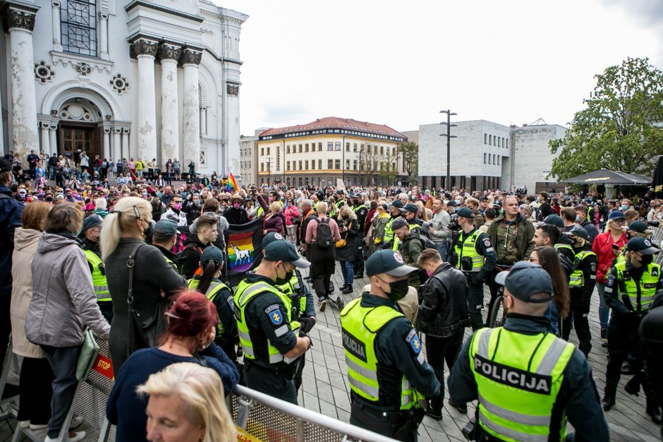 Į LGBT parado dalyvius skriejo ir žali kiaušiniai: kliuvo kavinės klientams