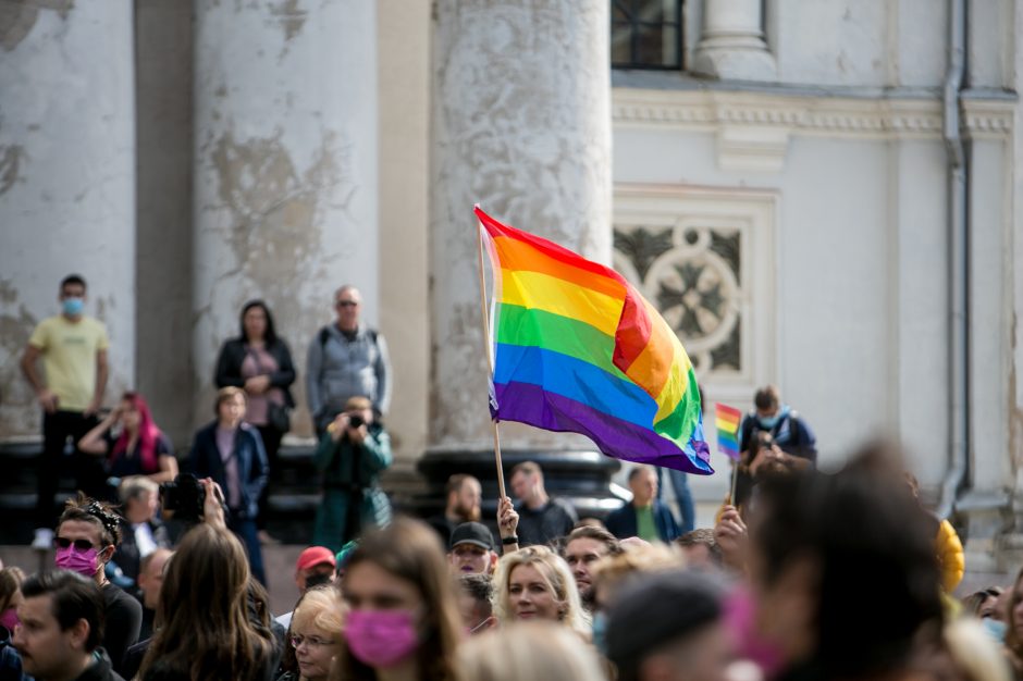 Į LGBT parado dalyvius skriejo ir žali kiaušiniai: kliuvo kavinės klientams