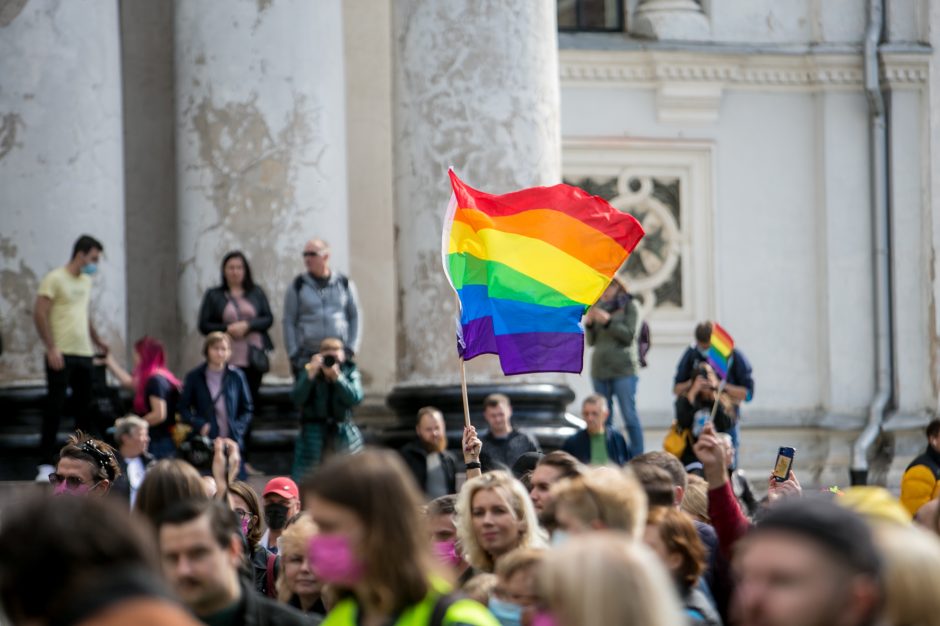 Į LGBT parado dalyvius skriejo ir žali kiaušiniai: kliuvo kavinės klientams