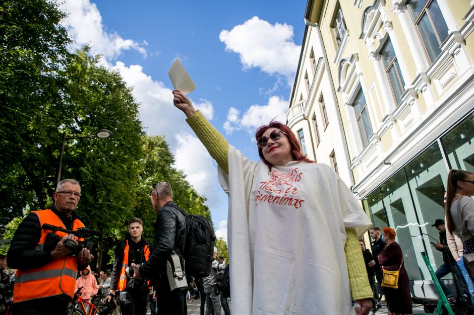 Į LGBT parado dalyvius skriejo ir žali kiaušiniai: kliuvo kavinės klientams