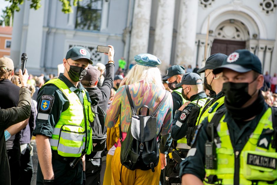 Į LGBT parado dalyvius skriejo ir žali kiaušiniai: kliuvo kavinės klientams