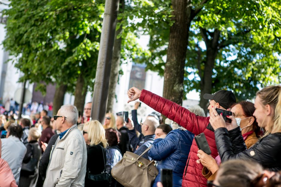 Į LGBT parado dalyvius skriejo ir žali kiaušiniai: kliuvo kavinės klientams