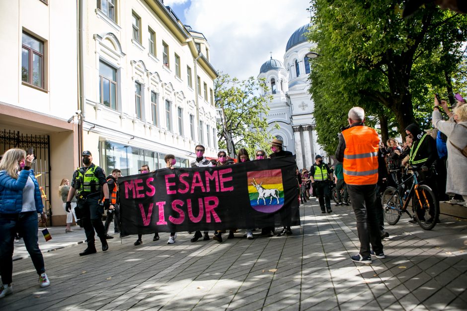 Į LGBT parado dalyvius skriejo ir žali kiaušiniai: kliuvo kavinės klientams