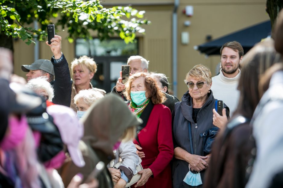 Į LGBT parado dalyvius skriejo ir žali kiaušiniai: kliuvo kavinės klientams