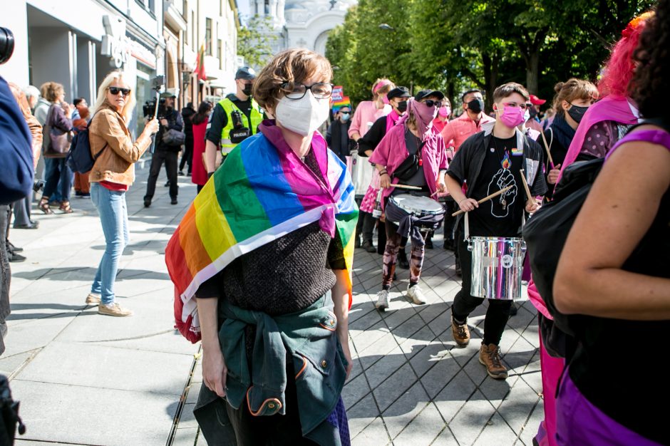 Į LGBT parado dalyvius skriejo ir žali kiaušiniai: kliuvo kavinės klientams