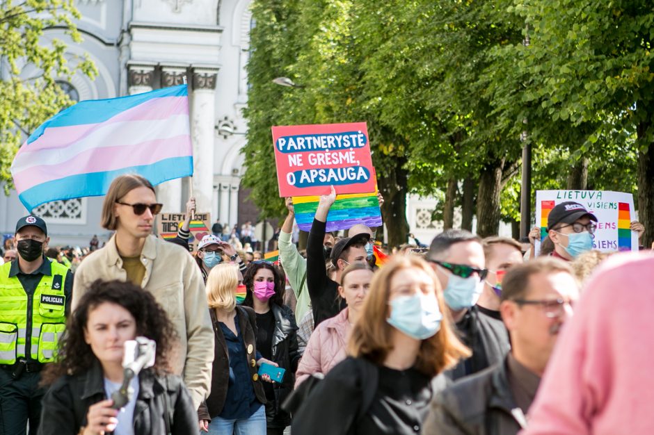 Į LGBT parado dalyvius skriejo ir žali kiaušiniai: kliuvo kavinės klientams