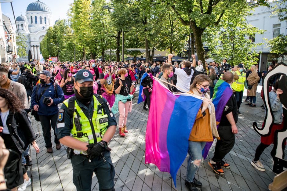 Į LGBT parado dalyvius skriejo ir žali kiaušiniai: kliuvo kavinės klientams