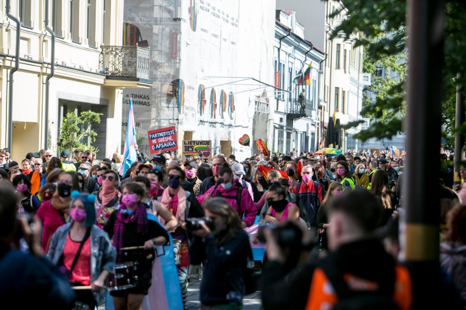 Į LGBT parado dalyvius skriejo ir žali kiaušiniai: kliuvo kavinės klientams