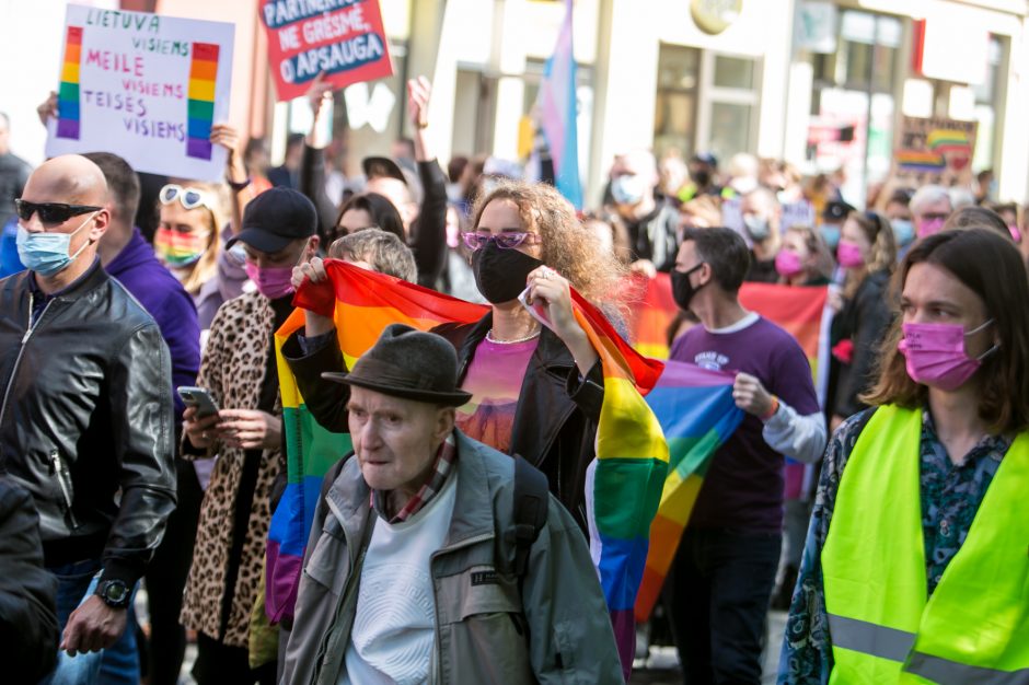 Į LGBT parado dalyvius skriejo ir žali kiaušiniai: kliuvo kavinės klientams