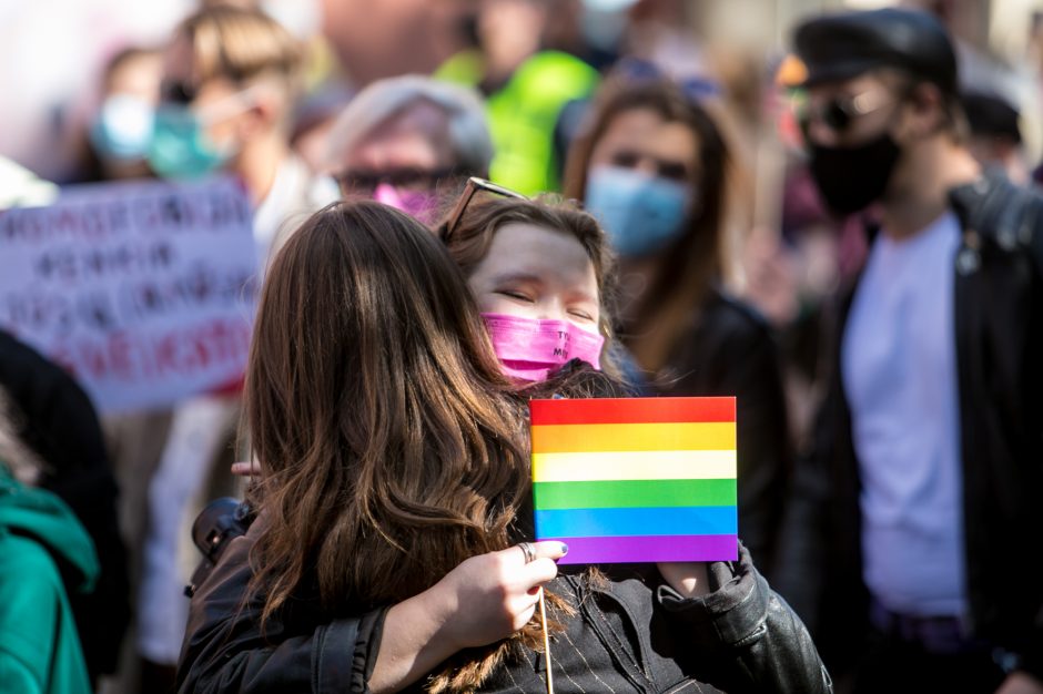 Į LGBT parado dalyvius skriejo ir žali kiaušiniai: kliuvo kavinės klientams