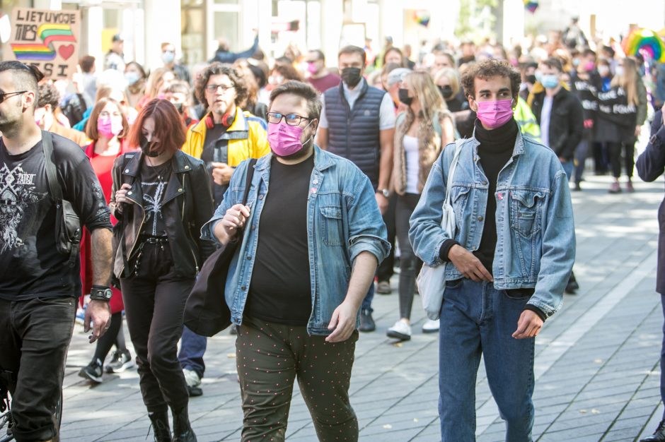 Į LGBT parado dalyvius skriejo ir žali kiaušiniai: kliuvo kavinės klientams