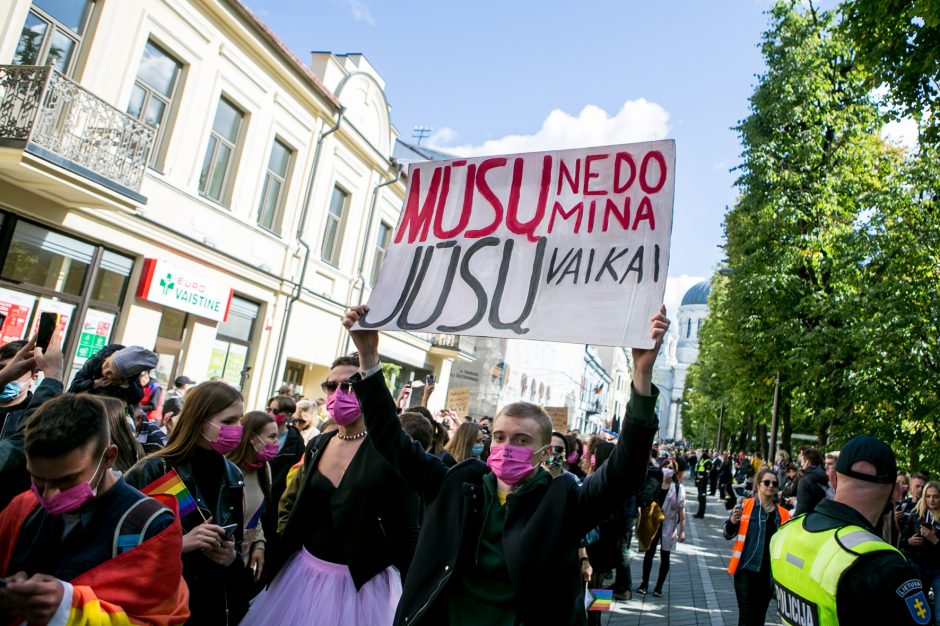 Į LGBT parado dalyvius skriejo ir žali kiaušiniai: kliuvo kavinės klientams