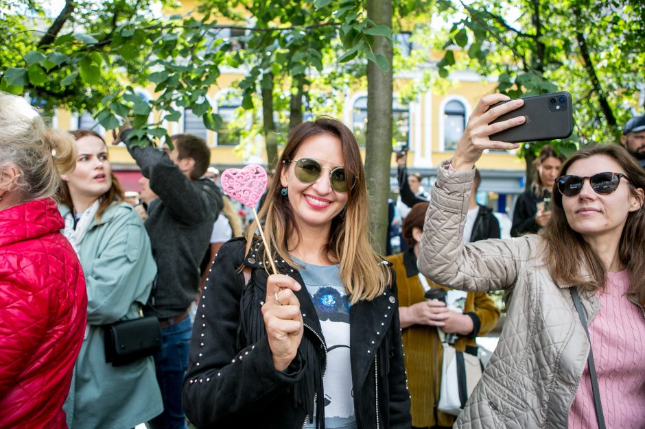 Į LGBT parado dalyvius skriejo ir žali kiaušiniai: kliuvo kavinės klientams