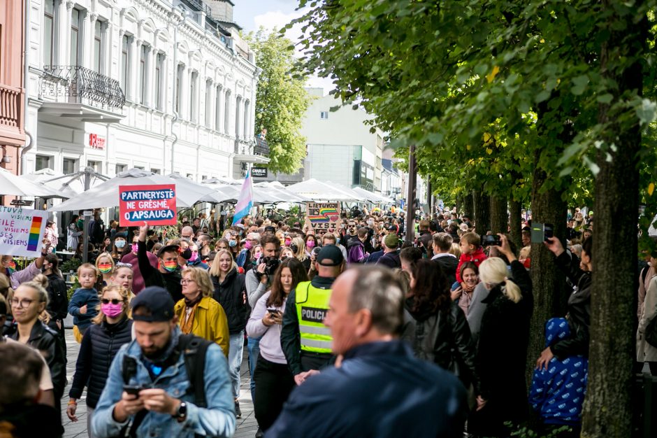 Į LGBT parado dalyvius skriejo ir žali kiaušiniai: kliuvo kavinės klientams