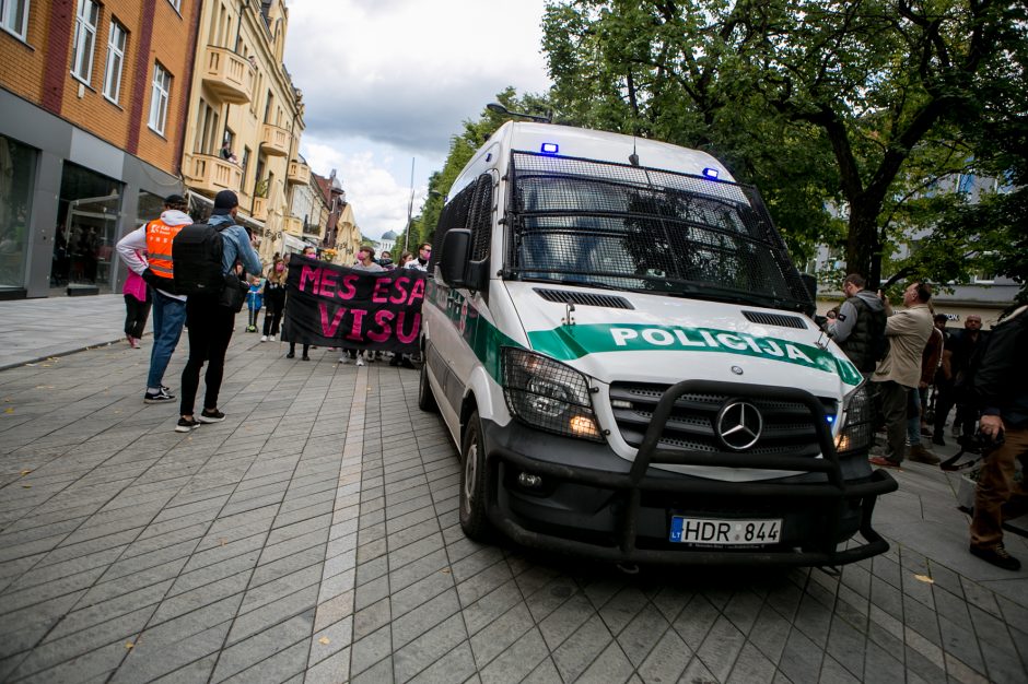 Į LGBT parado dalyvius skriejo ir žali kiaušiniai: kliuvo kavinės klientams