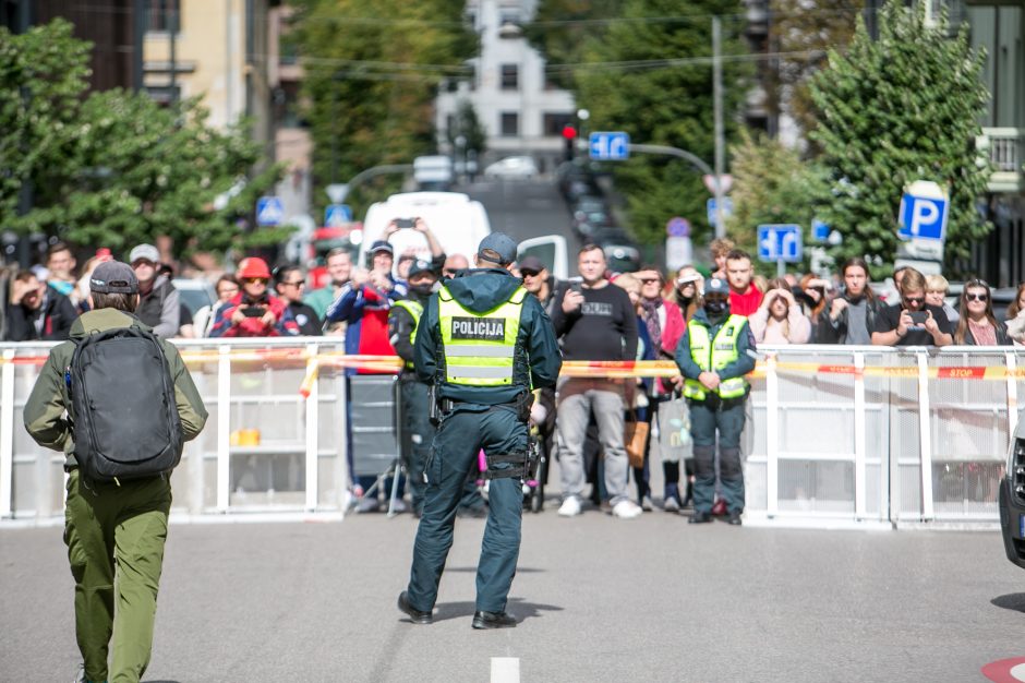 Į LGBT parado dalyvius skriejo ir žali kiaušiniai: kliuvo kavinės klientams