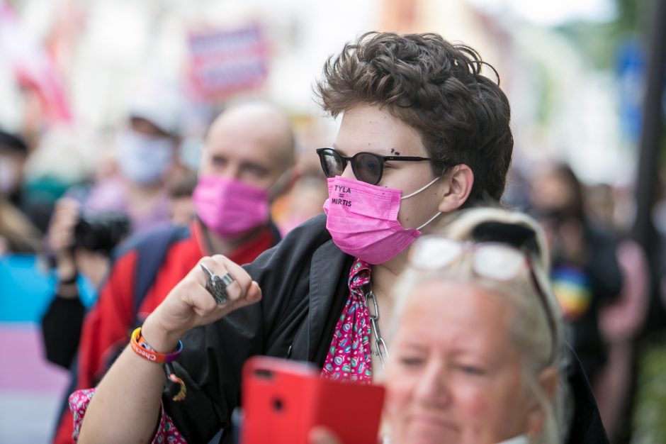 Į LGBT parado dalyvius skriejo ir žali kiaušiniai: kliuvo kavinės klientams