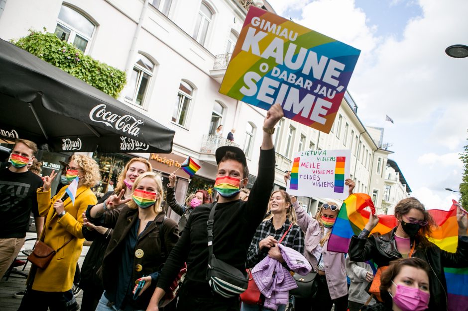 Į LGBT parado dalyvius skriejo ir žali kiaušiniai: kliuvo kavinės klientams