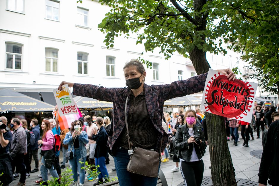 Į LGBT parado dalyvius skriejo ir žali kiaušiniai: kliuvo kavinės klientams