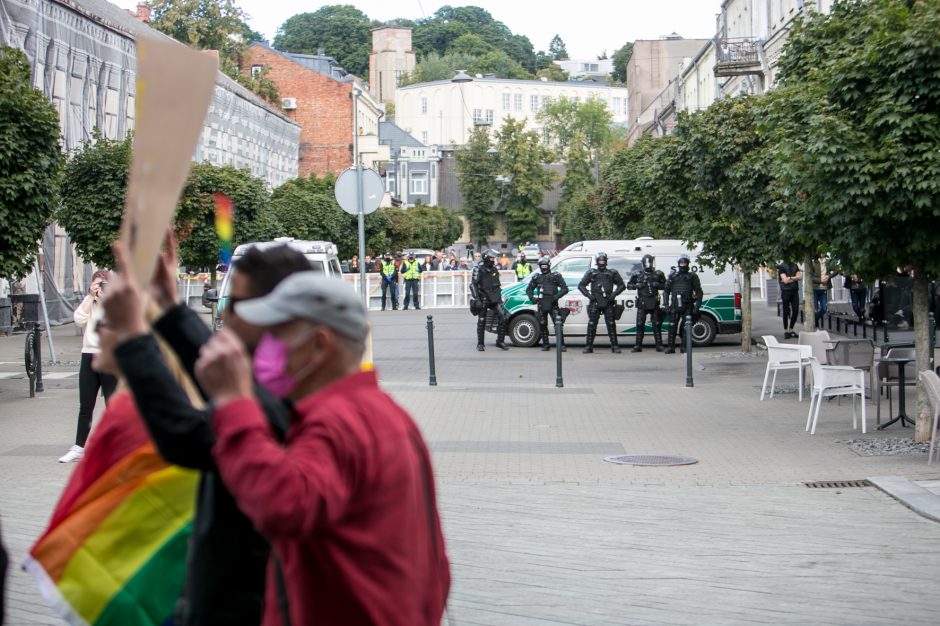 Į LGBT parado dalyvius skriejo ir žali kiaušiniai: kliuvo kavinės klientams