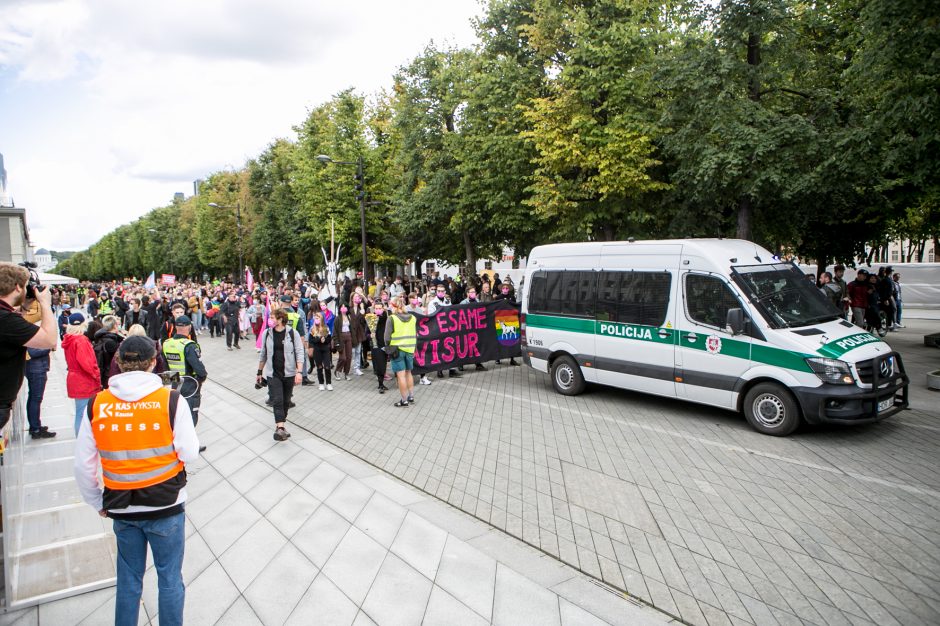 Į LGBT parado dalyvius skriejo ir žali kiaušiniai: kliuvo kavinės klientams