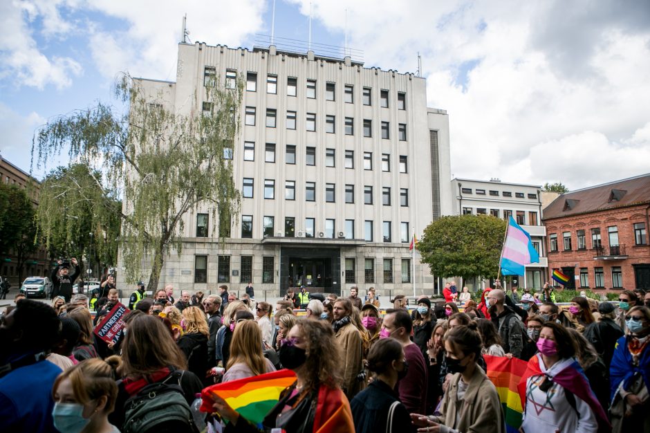 Į LGBT parado dalyvius skriejo ir žali kiaušiniai: kliuvo kavinės klientams