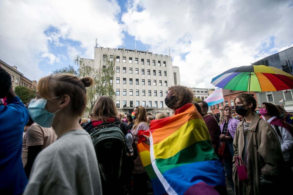 Į LGBT parado dalyvius skriejo ir žali kiaušiniai: kliuvo kavinės klientams