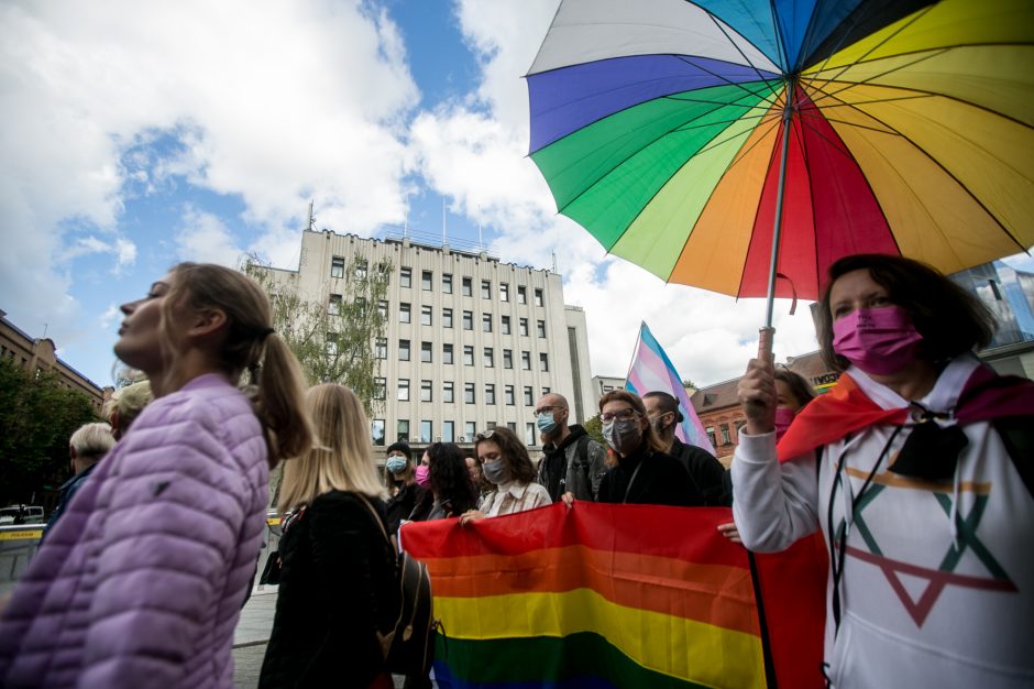 Į LGBT parado dalyvius skriejo ir žali kiaušiniai: kliuvo kavinės klientams