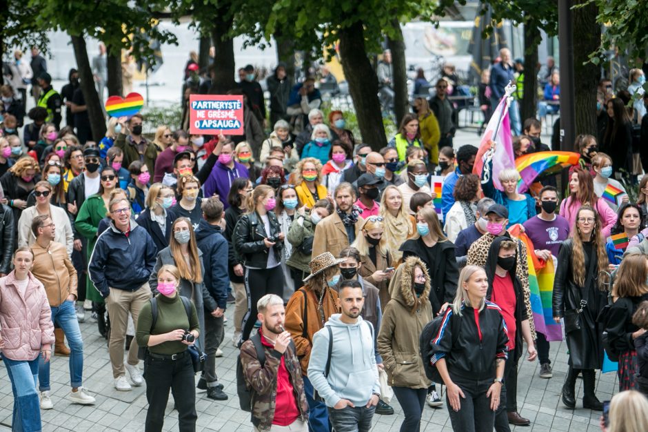 Į LGBT parado dalyvius skriejo ir žali kiaušiniai: kliuvo kavinės klientams