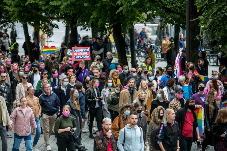 Į LGBT parado dalyvius skriejo ir žali kiaušiniai: kliuvo kavinės klientams