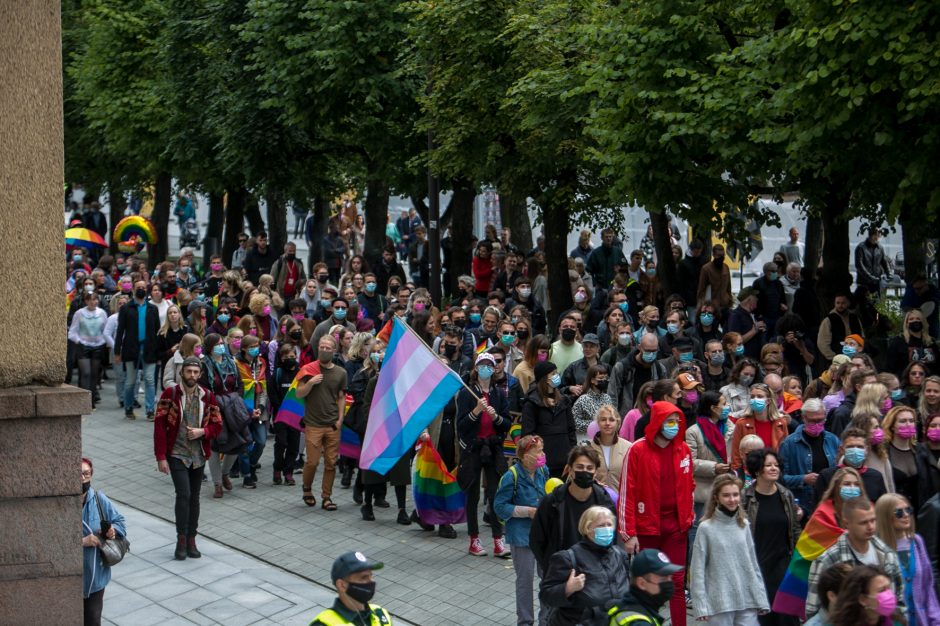 Į LGBT parado dalyvius skriejo ir žali kiaušiniai: kliuvo kavinės klientams