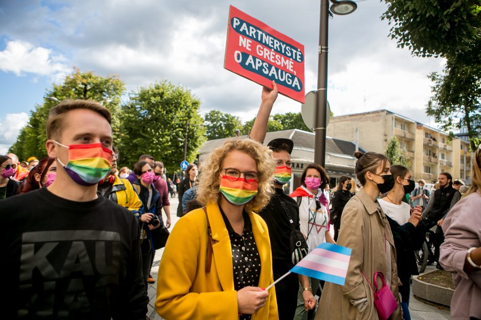 Į LGBT parado dalyvius skriejo ir žali kiaušiniai: kliuvo kavinės klientams