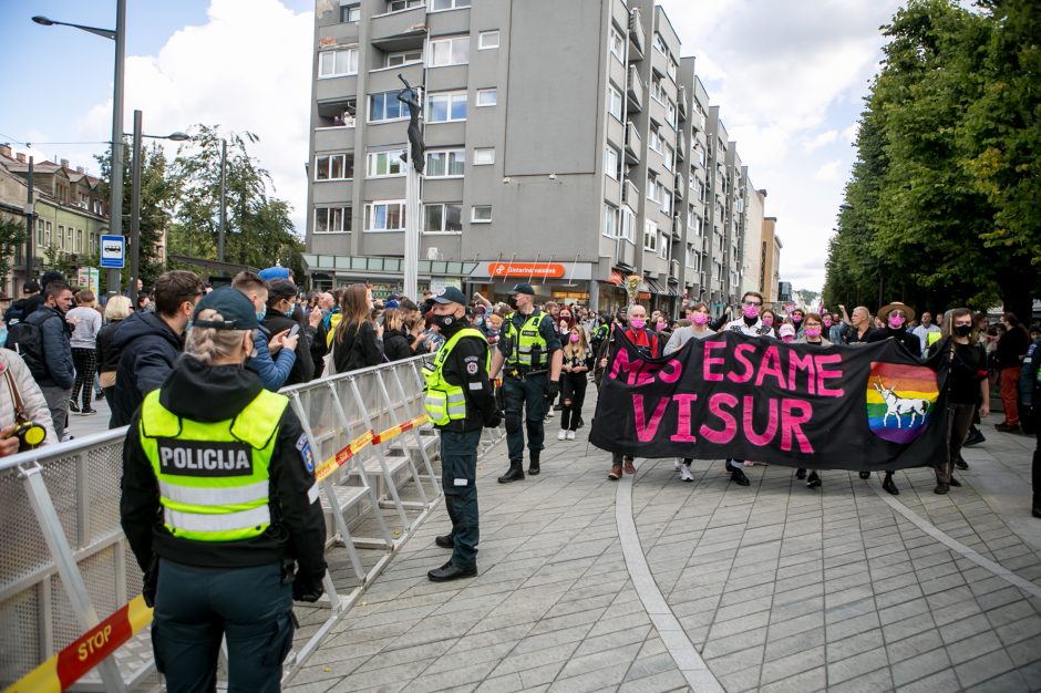 Į LGBT parado dalyvius skriejo ir žali kiaušiniai: kliuvo kavinės klientams