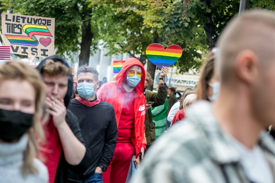 Į LGBT parado dalyvius skriejo ir žali kiaušiniai: kliuvo kavinės klientams