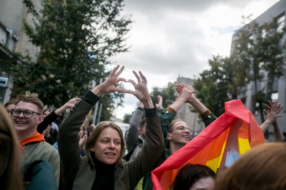 Į LGBT parado dalyvius skriejo ir žali kiaušiniai: kliuvo kavinės klientams