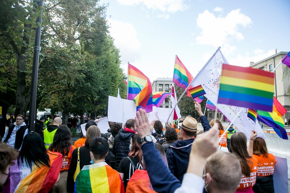 Į LGBT parado dalyvius skriejo ir žali kiaušiniai: kliuvo kavinės klientams