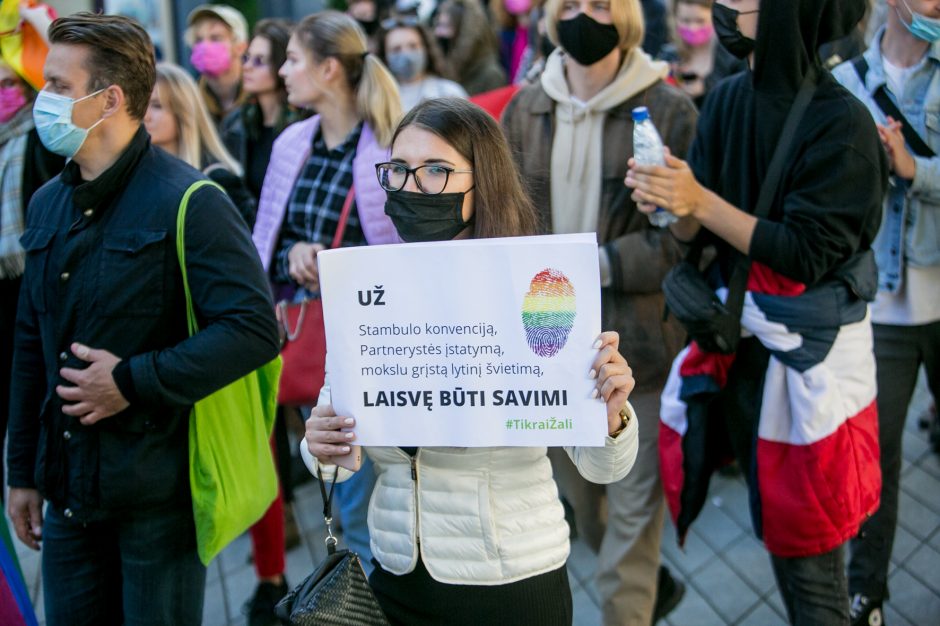 Į LGBT parado dalyvius skriejo ir žali kiaušiniai: kliuvo kavinės klientams