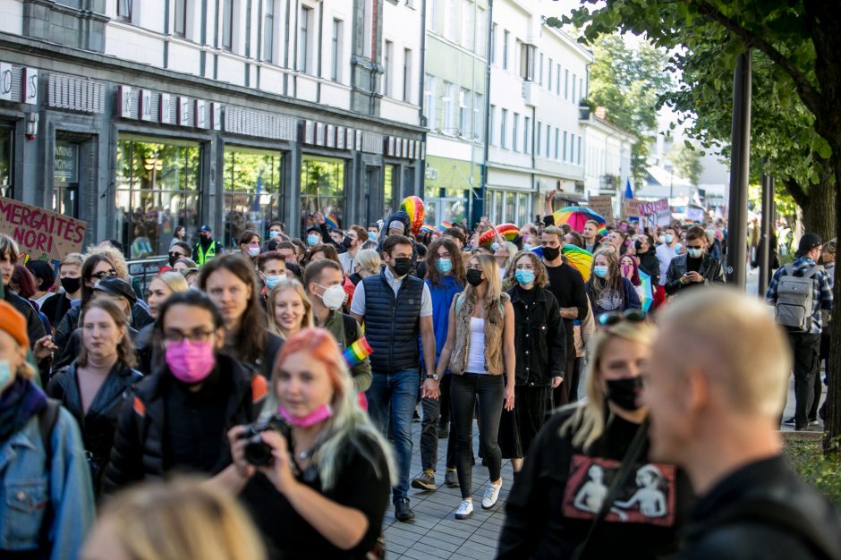 Į LGBT parado dalyvius skriejo ir žali kiaušiniai: kliuvo kavinės klientams