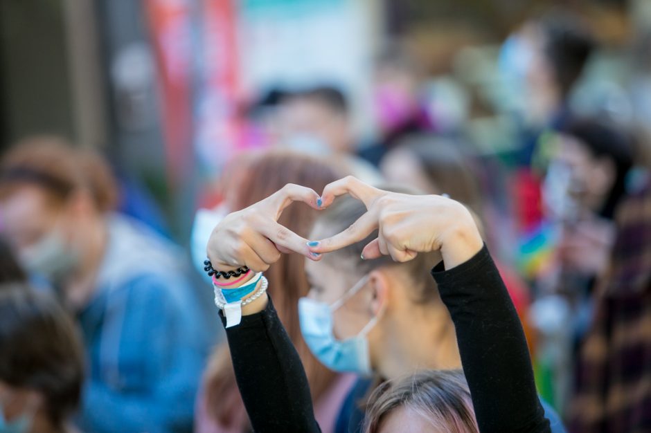 Į LGBT parado dalyvius skriejo ir žali kiaušiniai: kliuvo kavinės klientams