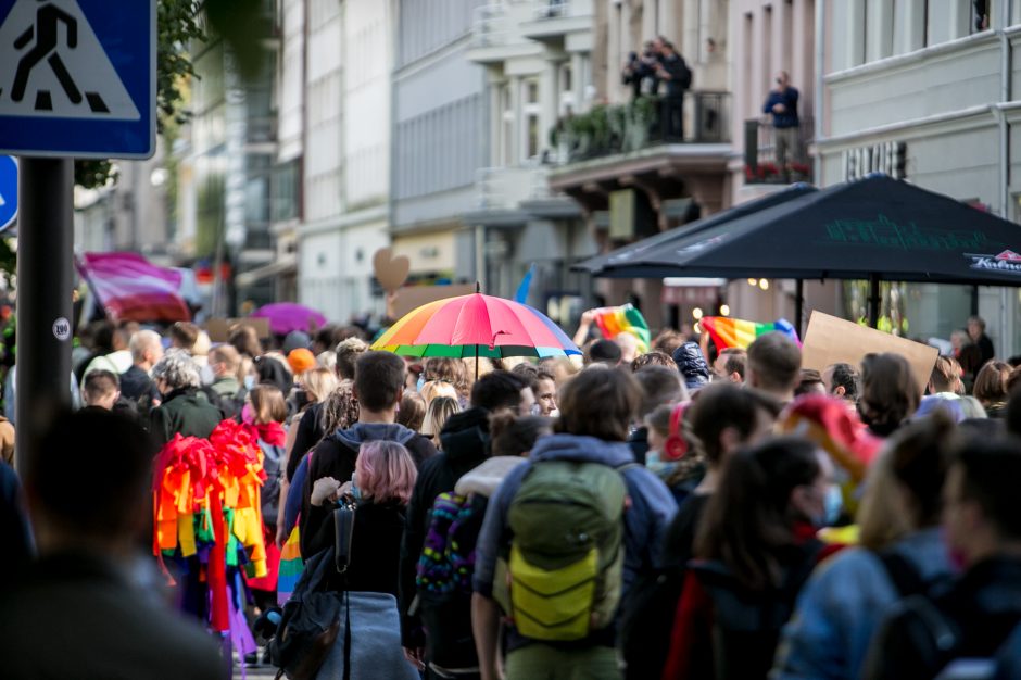 Į LGBT parado dalyvius skriejo ir žali kiaušiniai: kliuvo kavinės klientams