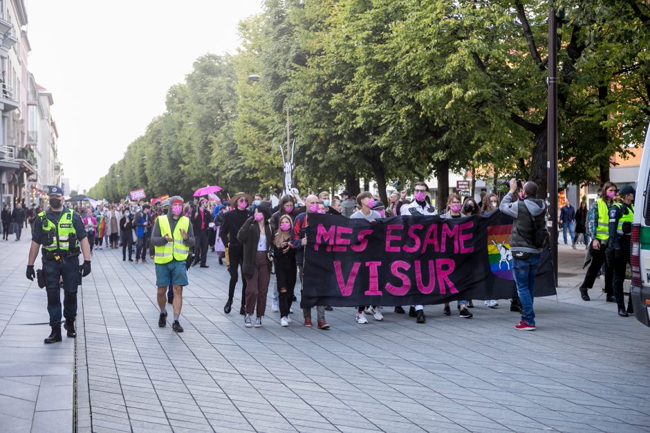 Į LGBT parado dalyvius skriejo ir žali kiaušiniai: kliuvo kavinės klientams