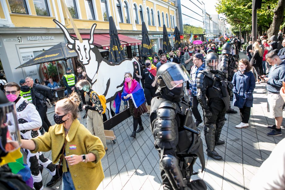 Į LGBT parado dalyvius skriejo ir žali kiaušiniai: kliuvo kavinės klientams