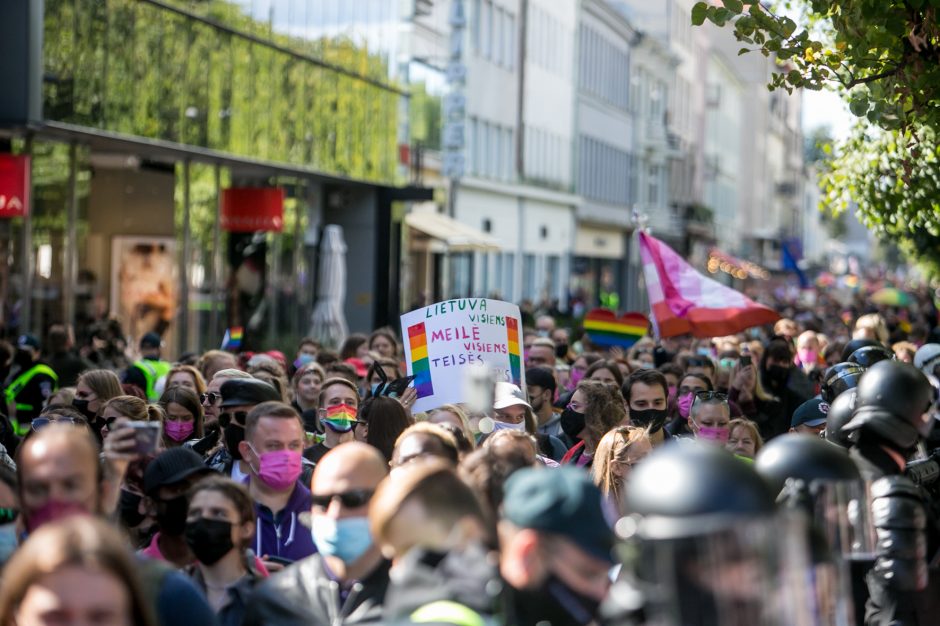 Į LGBT parado dalyvius skriejo ir žali kiaušiniai: kliuvo kavinės klientams