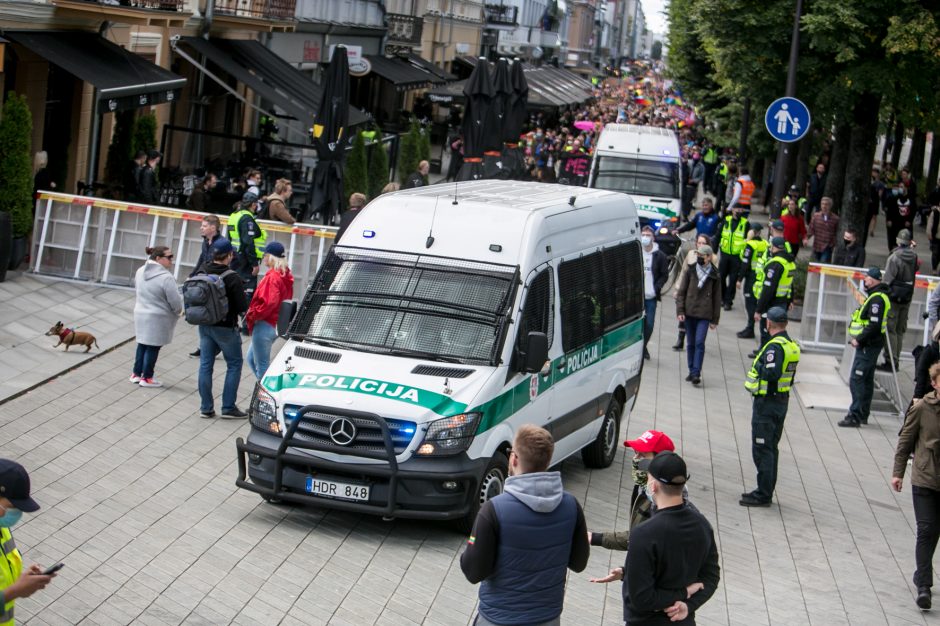 Į LGBT parado dalyvius skriejo ir žali kiaušiniai: kliuvo kavinės klientams