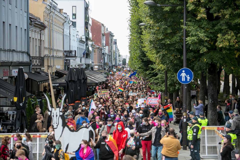 Į LGBT parado dalyvius skriejo ir žali kiaušiniai: kliuvo kavinės klientams