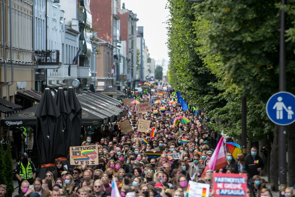 Į LGBT parado dalyvius skriejo ir žali kiaušiniai: kliuvo kavinės klientams