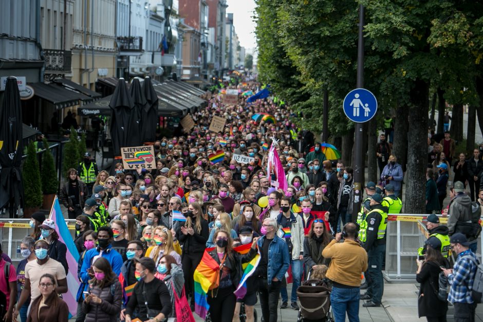 Į LGBT parado dalyvius skriejo ir žali kiaušiniai: kliuvo kavinės klientams