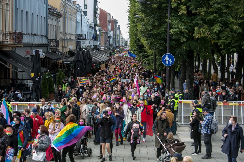 Į LGBT parado dalyvius skriejo ir žali kiaušiniai: kliuvo kavinės klientams