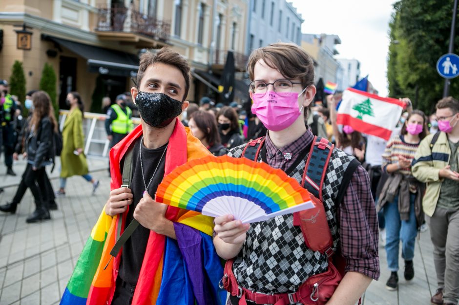 Į LGBT parado dalyvius skriejo ir žali kiaušiniai: kliuvo kavinės klientams