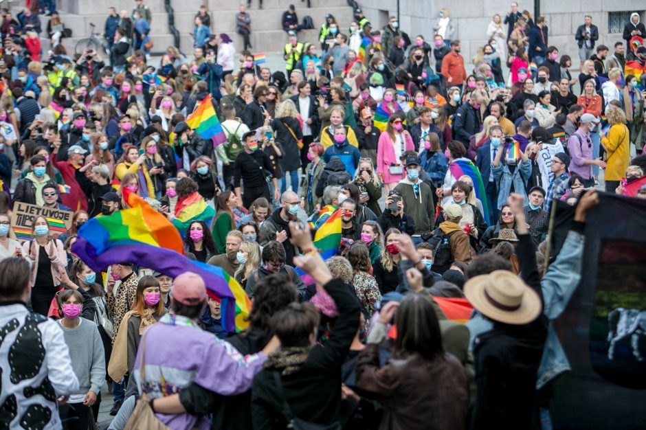 Į LGBT parado dalyvius skriejo ir žali kiaušiniai: kliuvo kavinės klientams